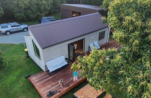 Athenree Cabin | Charming cabin amongst the Avocado trees. 1km from the white sands of Waihi.