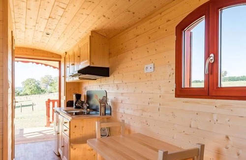 Vy-le-Ferroux Cottage | Charming Caravan with Views of the Saône Valley
