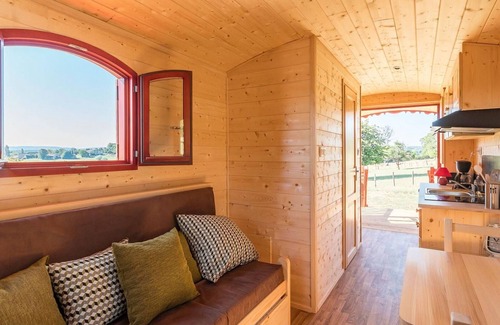 Vy-le-Ferroux Cottage | Charming Caravan with Views of the Saône Valley