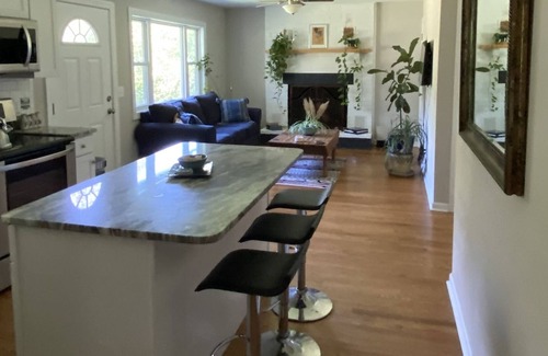 Scottsville House | Charming Casa Azul near most famous wineries and Hikes!