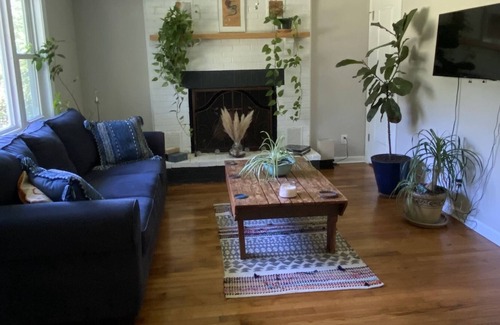 Scottsville House | Charming Casa Azul near most famous wineries and Hikes!