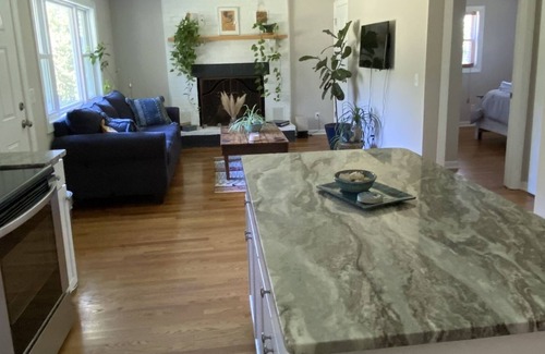 Scottsville House | Charming Casa Azul near most famous wineries and Hikes!