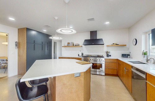 Las Casitas del Sur Hotel | Charming Chandler retreat with pool, guest house & fun!
