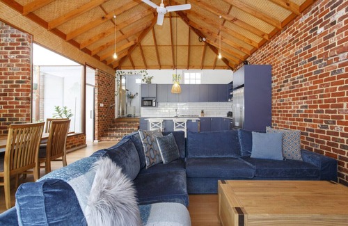 South Fremantle House | Charming Charles -Pet friendly near cafes and beaches