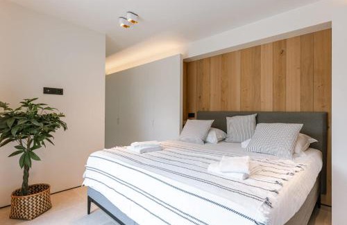 Lichtervelde House | Charming Chic Stay with Garden Views & Parking