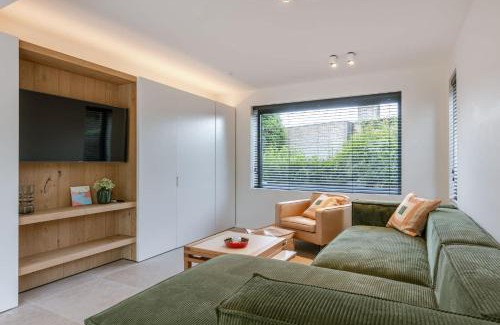 Lichtervelde House | Charming Chic Stay with Garden Views & Parking