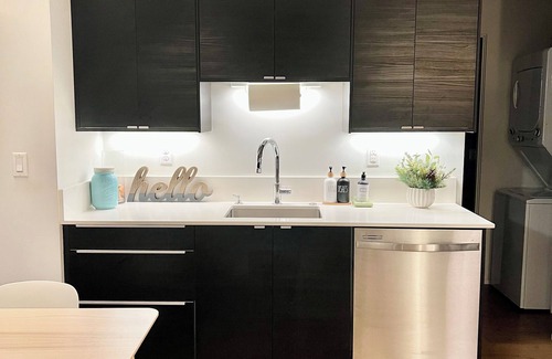 King Apartment | Charming, close-in 2-bedroom modern apartment in Hip Portland Neighborhood.