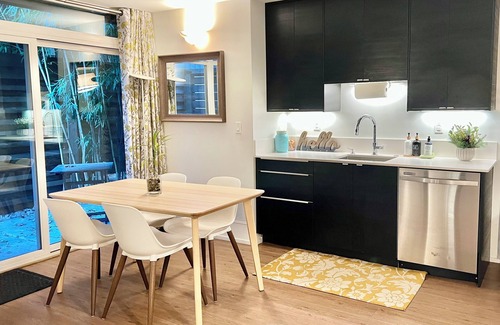 King Apartment | Charming, close-in 2-bedroom modern apartment in Hip Portland Neighborhood.