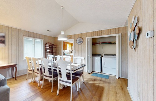 Myrtle Beach Cottage | Charming Coastal Getaway w/Amazing Locale: 2 Pools, 2 Blocks to Beach