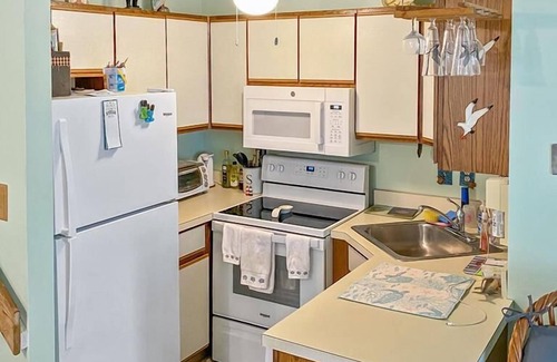 Townsend's Inlet Condo | Charming Condo located in South end of Sea Isle- only a few blocks to the beach!
