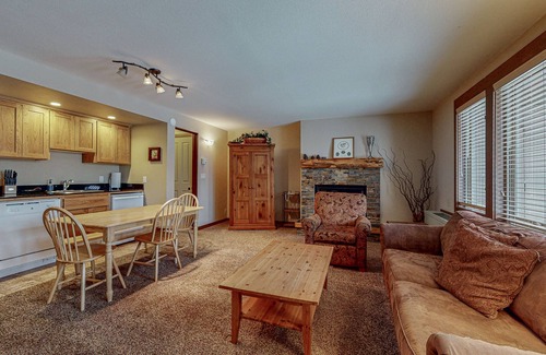 Bend Condo | Charming condo with serene views, access to resort amenities, WiFi, and patio