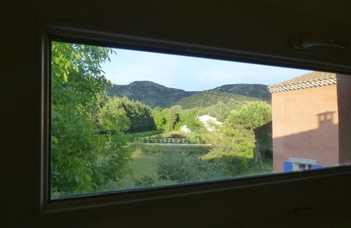 Cavaillon Cottage | Charming contemporary gîte: wooded property, private pool, Luberon view