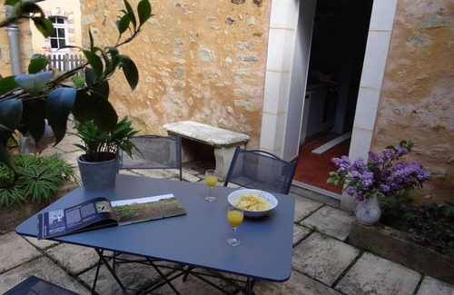 Asnieres sur Vegre Cottage | Charming Cottage in Historic Asnières-sur-Vègre with Modern Amenities