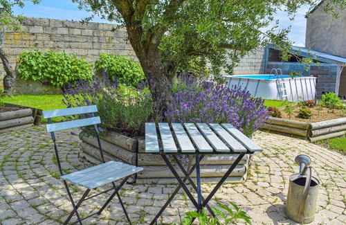 Conde-sur-Seulles House | Charming cottage with large garden and swimming pool.