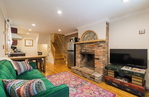 Washington Square West Cottage | Charming cottage in Ave of the Arts -Center City