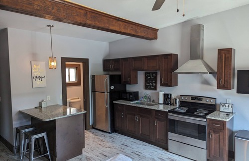 Midtown Cottage | Charming cottage in enchanting Savannah with WiFi, AC