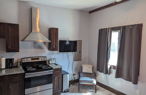 Midtown Cottage | Charming cottage in enchanting Savannah with WiFi, AC