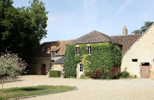 Le Tronchet Cottage | Charming Cottage in Castle Park with Heated Pool, Horse & Pet Friendly, Enjoy Apéros and Park Tours