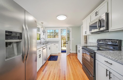Wilmington Cottage | Charming Cottage near historic downtown Wilmington. 10 min to Wrightsville Beach