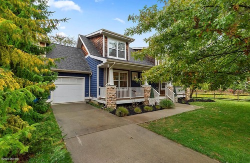 Douglas Cottage | Charming Cottage near Douglas Beach!