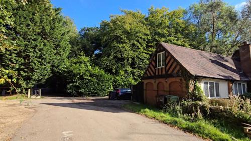 Watford Apartment | Charming Cottage Near Fields and Harry Potter Studios