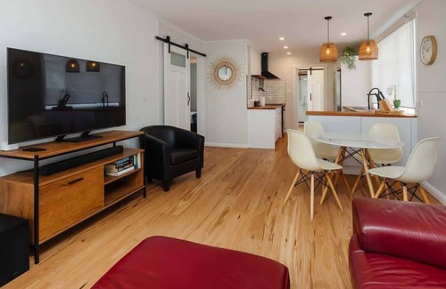 New Plymouth Cottage | Charming Cottage - with deck & beach access