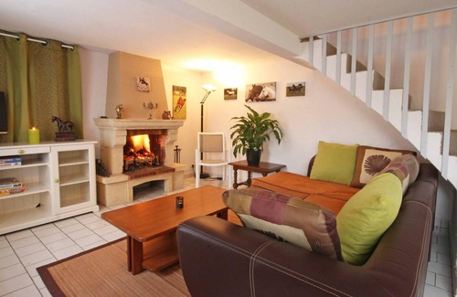 Montabard Cottage | Charming Cottage on Equestrian Estate with Fireplace, Terrace, and Horse Facilities