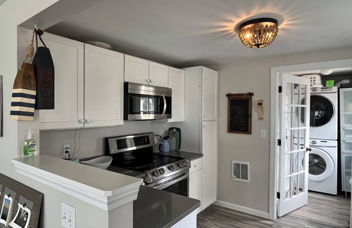 Mystic - New London House | Charming cottage overlooking the lagoon with great sunsets in Groton Long Point