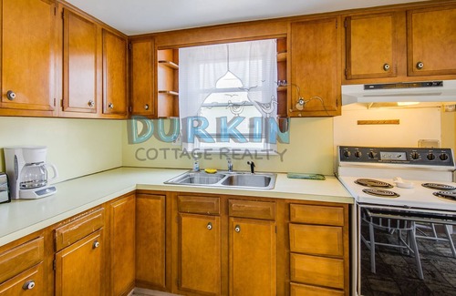 Narragansett House | Charming Cottage, Two Blocks from Beach, Large Deck