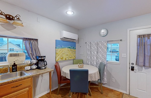 Polson House | Charming cottage, walking distance to Flathead Lake with WiFi, washer/dryer