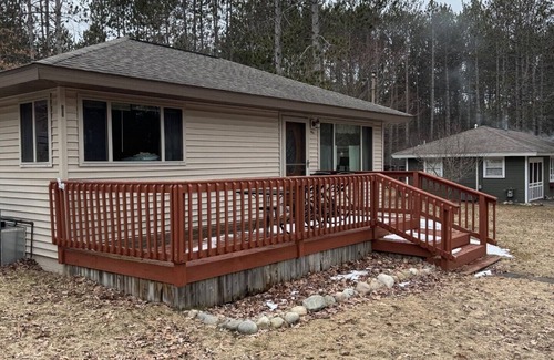 Higgins Lake Cottage | Charming Cottage with AC 2 minute walk from Higgins Lake!