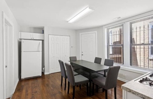Wicker Park Apartment | Charming Cozy 2BR Haven w/Crib Near Hip WickerPark