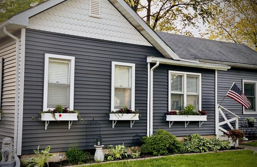 Three Oaks House | Charming, cozy and 5 star home STEPS to Journeyman & Acorn Theatre!