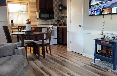 Canton Cottage | Charming, cozy cottage in amazing Canton with WiFi, AC