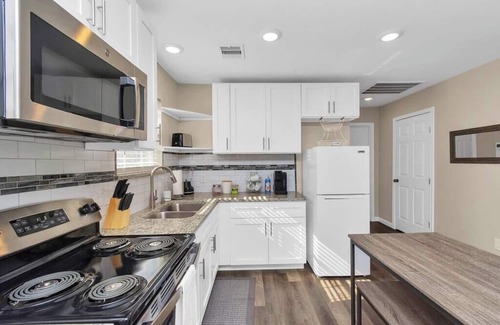 South Central Houston House | Charming+Cozy King Suite | Near Dwntwn| Pets