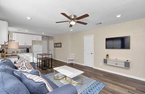 South Central Houston House | Charming+Cozy King Suite | Near Dwntwn| Pets