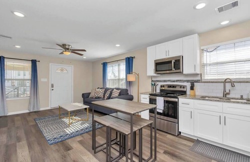 South Central Houston House | Charming+Cozy King Suite | Near Dwntwn| Pets