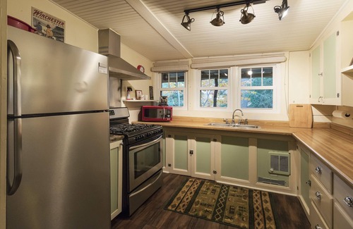 Jefferson Township Cottage | Charming Creekside Cottage Close to Hidden Valley/Seven Springs Resorts