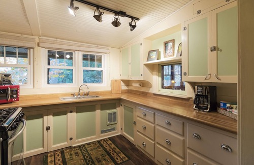 Jefferson Township Cottage | Charming Creekside Cottage Close to Hidden Valley/Seven Springs Resorts