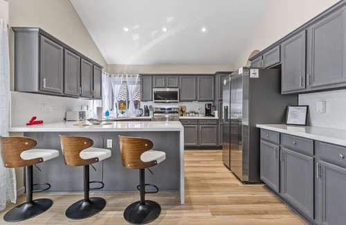 Dave Brown Autumn Hills House | Charming Desert Stay - Fire Pit - Pool - Fast WiFi