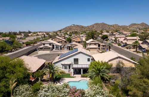 Dave Brown Autumn Hills House | Charming Desert Stay - Fire Pit - Pool - Fast WiFi