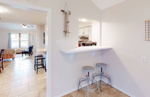 Aransas Pass House | Charming, dog-friendly home with grill, patio, central AC & washer/dryer