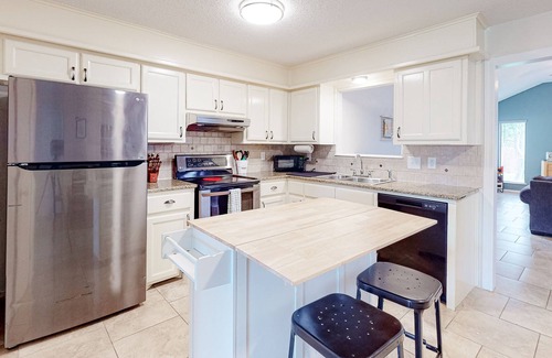 Aransas Pass House | Charming, dog-friendly home with grill, patio, central AC & washer/dryer