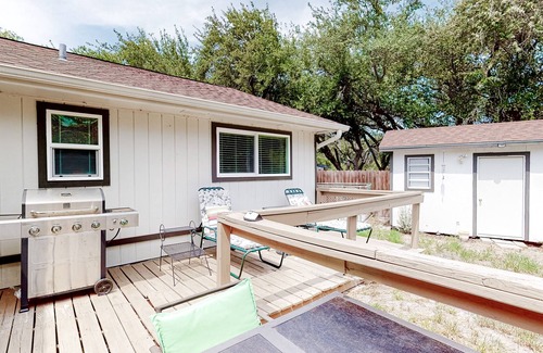 Aransas Pass House | Charming, dog-friendly home with grill, patio, central AC & washer/dryer