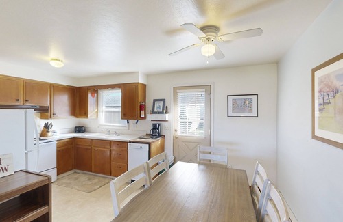 Newport Condo | Charming Dog-Friendly Condo with Ocean View - Close to Beach & Nye Shops