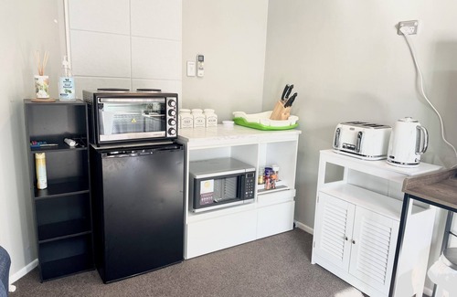 Rosedale House | Charming Double bedroom Guest Suite in Albany Auckland with AC Amazing bed Ntflx