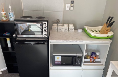 Rosedale House | Charming Double bedroom Guest Suite in Albany Auckland with AC Amazing bed Ntflx