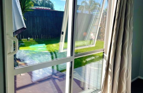 Rosedale House | Charming Double bedroom Guest Suite in Albany Auckland with AC Amazing bed Ntflx
