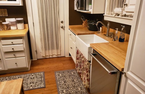 Denton House | Charming Downtown Denton 4 bed/2 bath home that sleeps 10