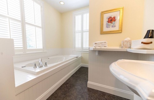 Edenton Bed & Breakfast | Charming downtown Edenton location with homemade breakfast daily